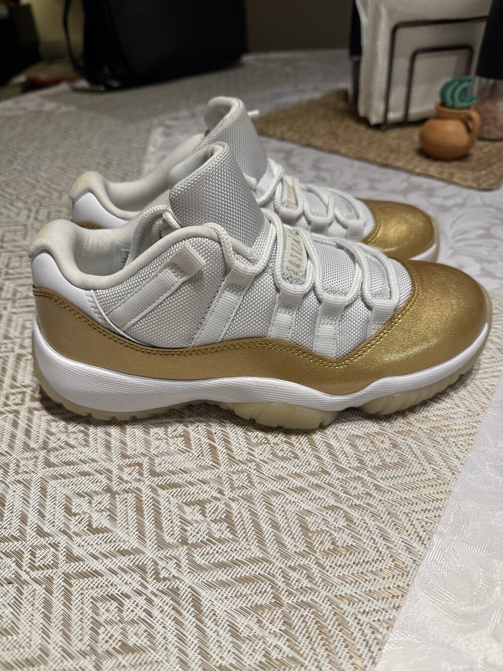 Air Jordan 11 Low Mother's Day W Size 6